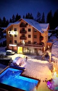 Rich OAK - готель з відкритим панорамний басейном