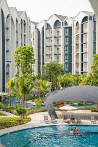 Title Halo Romantic Suite Pool View Gym