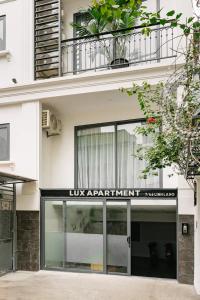 Lux Japan Town Studio