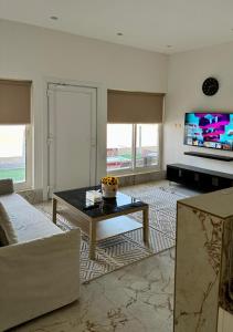 Luxury Farmhouse Near Yas Island With Swimming Pool, BBQ Area & Majlis