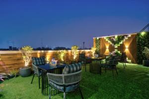 Newly Built Gold The Royal With Rooftop Restaurant - 2Mins Walk From New Delhi Rail Station & 5Mins from Connaught Place