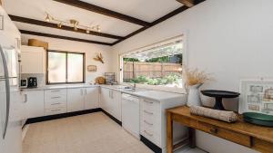Coastal Vintage Cottage Brimming With Character and Charm Just Moments To Beaches, Bay and Cafes