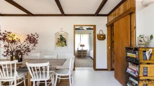 Coastal Vintage Cottage Brimming With Character and Charm Just Moments To Beaches, Bay and Cafes