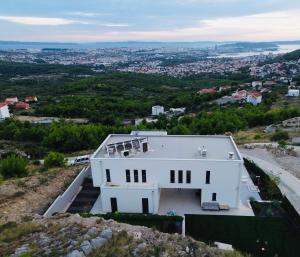 Moderna villa "Split na dlanu" s grijanim bazenom
