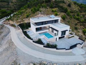 Moderna villa "Split na dlanu" s grijanim bazenom