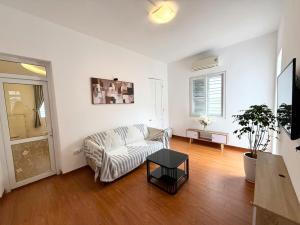 Home4you - Căn hộ 1 ngủ tại Ba Đình với Ban Công cực Chill