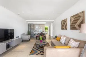 Maho Beach House - Elegant 1 Bedroom, Beach Level - Cupecoy