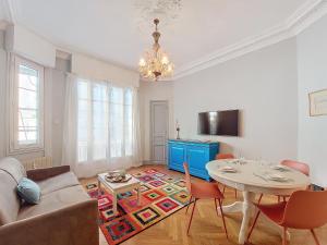 Nestor&Jeeves - ORANGE - Central - Near Sea