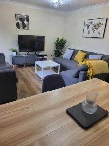 The Grove- 3 Bed Detatched House Wolverhampton- Families and Contractors- Near Town Centre and Molineux Stadium - Fallings Park