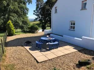 Secluded farmhouse with views - Cwrt-newydd