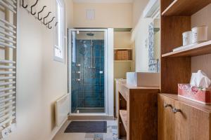 Cozy, central 2 bedrooms home next to New York Café