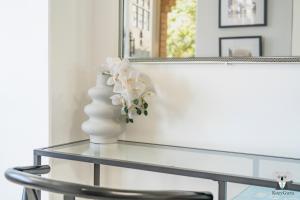 KozyGuru | Kirribilli | Opera House View 2 Bed Apt