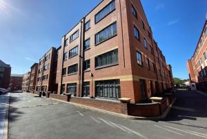 Luxury 1-Bed Apartment in JQ, Sleeps 3, Parking & Netflix, Ideal for contractors