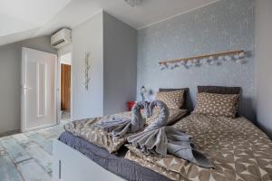 Cozy, central 2 bedrooms home next to New York Café