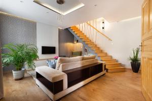 Cozy, central 2 bedrooms home next to New York Café