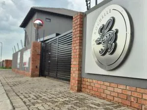 La Rochelle Studio Apartments by Heybert - Evander