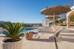 Villa Magnolia with heated Pool and Jacuzzi, near sea