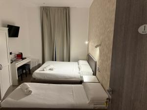 Comfort Triple Room room in Relais Merulana Guest House