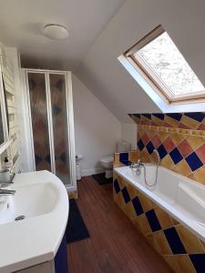 B&B / Chambres d'hotes Maison POL Amboise : Chambre Double Standard avec Salle de Bains Commune