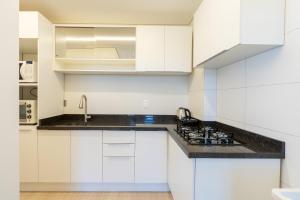 Apto a VISTA MAR 150m PRAIA Cozinha completa CHURRASQUEIRA AR CONDICIONADO Wi-Fi e vaga privativa de garagem Reserve agora mesmo