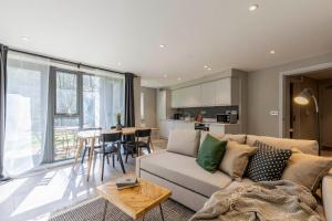 Comfortable 2BR in Backbarrow with Parking