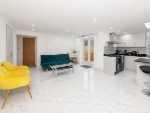 Charming Modern Home in Central Wokingham - Pass the Keys