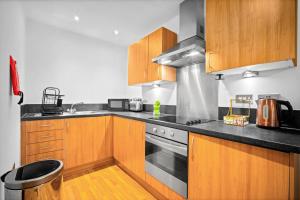 Central Apartment - Chinatown - Private Balcony - Secure Parking - Netflix - Wifi - 14A