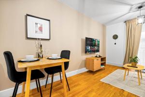Central Apartment - Chinatown - Private Balcony - Secure Parking - Netflix - Wifi - 14A
