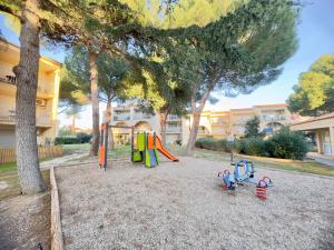 Appartements L-echappee verte - T2 - Confort -Piscine - Tennis- Parking - Climatisation - SudSejourConciergerie : photos des chambres