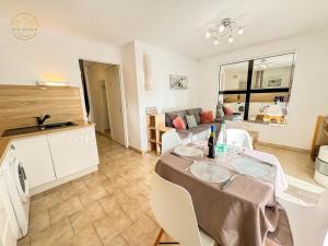 Appartements L-echappee verte - T2 - Confort -Piscine - Tennis- Parking - Climatisation - SudSejourConciergerie : photos des chambres