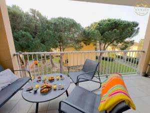 Appartements L-echappee verte - T2 - Confort -Piscine - Tennis- Parking - Climatisation - SudSejourConciergerie : photos des chambres