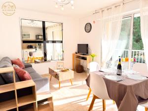 Appartements L-echappee verte - T2 - Confort -Piscine - Tennis- Parking - Climatisation - SudSejourConciergerie : photos des chambres