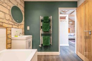 18th Century modern conversion with private parking