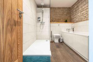 18th Century modern conversion with private parking