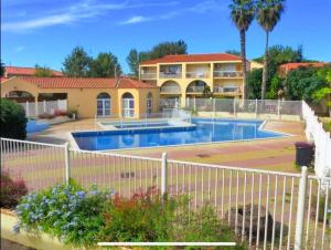 Appartements L-echappee verte - T2 - Confort -Piscine - Tennis- Parking - Climatisation - SudSejourConciergerie : photos des chambres