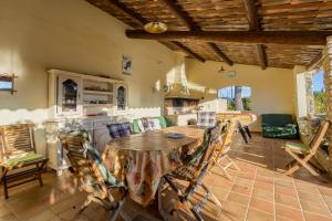 Maisons de vacances Le Cabanon des Cigales en Provence - Avec Piscine : photos des chambres