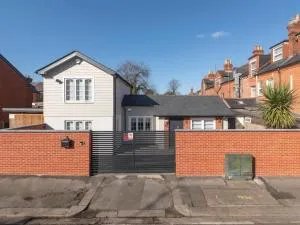 2-Bed House in Reading-Near town-Sleeps 4 - Tilehurst