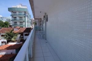 Loft c varanda e localizacao ideal a 650m da praia