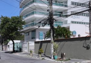Loft c varanda e localizacao ideal a 650m da praia