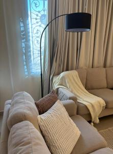 استديو واسع وانيق بجلسة خارجية قريب من البوليفارد