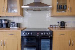 Stylish 3-Bed Home Near Seafront & Town