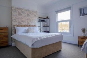 Stylish 3-Bed Home Near Seafront & Town