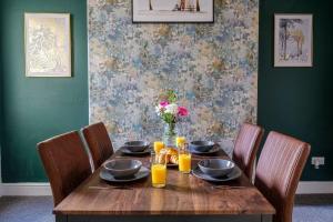 Stylish 3-Bed Home Near Seafront & Town