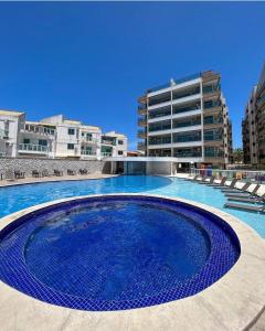 Espaçoso Apartamento na Praia dos Anjos, Arraial do Cabo, com Churrasqueira, Vista Mar e Piscina