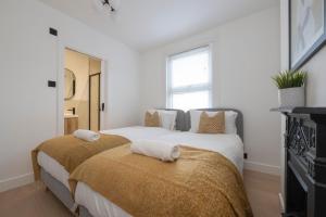 Cosy 4 bed with free parking, Chatham Town Centre