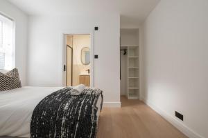 Cosy 4 bed with free parking, Chatham Town Centre