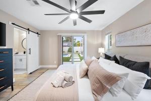 Luxe 4BR Oasis with Private Pool BBQ and EV Chrger