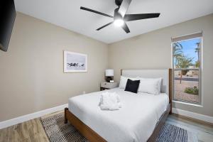 Luxe 4BR Oasis with Private Pool BBQ and EV Chrger