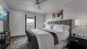 Luxury Apt on Bagnell Dam Blvd!