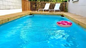 וילת בית העץ Wood House Vila - 基布兹吉努萨尔